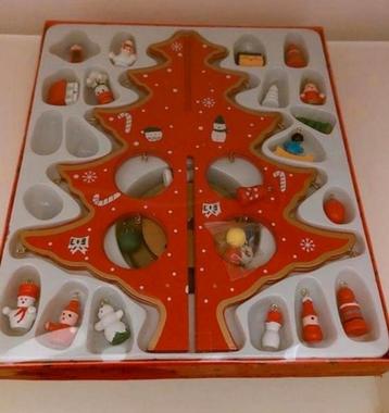 Houten kerstboompje met hangertjes  beschikbaar voor biedingen