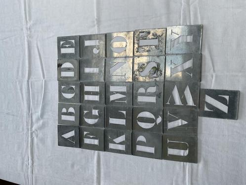 KISTLETTERS SJABLONEN VAN METAAL, Hobby en Vrije tijd, Knutselen, Gebruikt, Gereedschap of Toebehoren, Ophalen of Verzenden