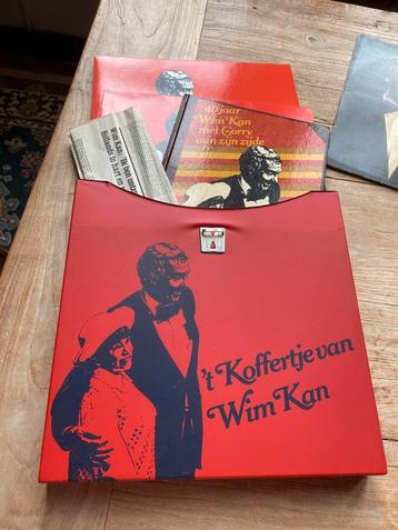 Het koffertje van Wim Kan met drie extra LP’s beschikbaar voor biedingen