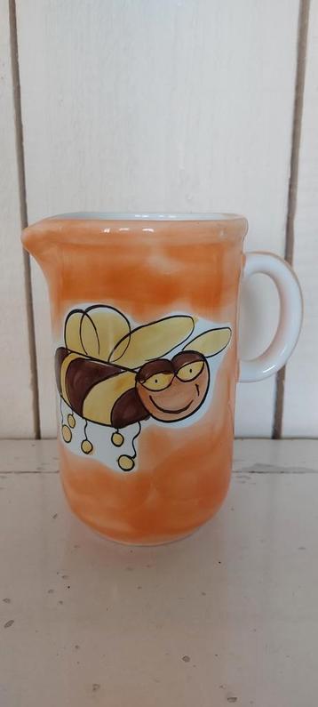 Kan / vaas oranje met afbeelding bij bijtje bee handpainted beschikbaar voor biedingen