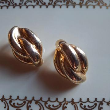 Mooie goudkleurige clips oorbellen.  beschikbaar voor biedingen