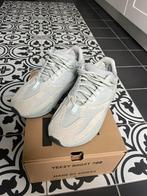 Yeezy 700 salt 43 1/3, Kleding | Heren, Schoenen, Ophalen of Verzenden, Nieuw, Overige kleuren