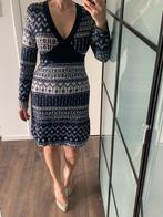 LIV essentials blauwe tricot v-hals jurk jacquard dessin 42, Kleding | Dames, Blauw, Maat 42/44 (L), Nieuw, Ophalen of Verzenden