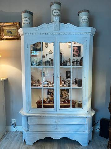 Anieke vitrinekast White wash twee deuren en twee laden. beschikbaar voor biedingen