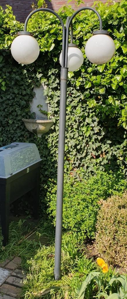Tuinlamp - 3 opaal glasbollen 20 cm - sfeervol - hoog 215 cm, Tuin en Terras, Overige Tuin en Terras, Gebruikt, Ophalen of Verzenden