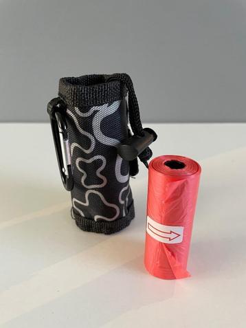 Poepzakjeshouder met carabiner – inclusief rol zakjes. Nieuw beschikbaar voor biedingen