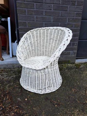 Vintage, rotan kinderstoel, wit beschikbaar voor biedingen
