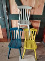 * stoelen; 3 geverfde houten stoelen, samen €25, Ophalen, Gebruikt, Overige kleuren, Drie