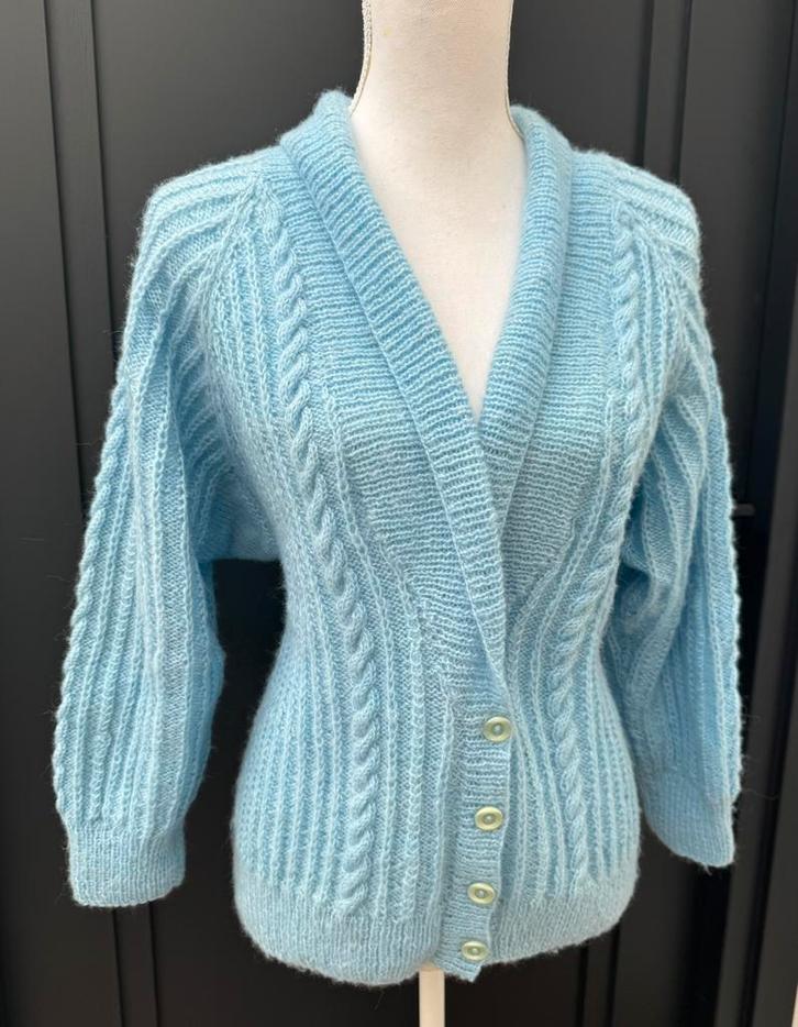Hand gebreide lichtblauwe vest mt 38 - 40, Kleding | Dames, Truien en Vesten, Zo goed als nieuw, Maat 38/40 (M), Blauw, Ophalen of Verzenden