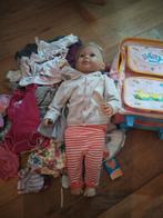Pop met veel kleding en baby born koffertje, Ophalen of Verzenden, Zo goed als nieuw