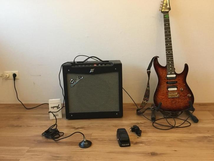 Fender Mustang 2 v2 amplifier + foot switch, Muziek en Instrumenten, Snaarinstrumenten | Overige, Zo goed als nieuw, Overige typen