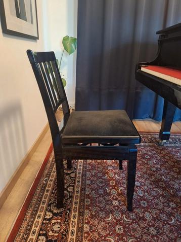 Pianostoel in hoogte verstelbaar beschikbaar voor biedingen