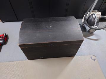 Antieke houten kist beschikbaar voor biedingen