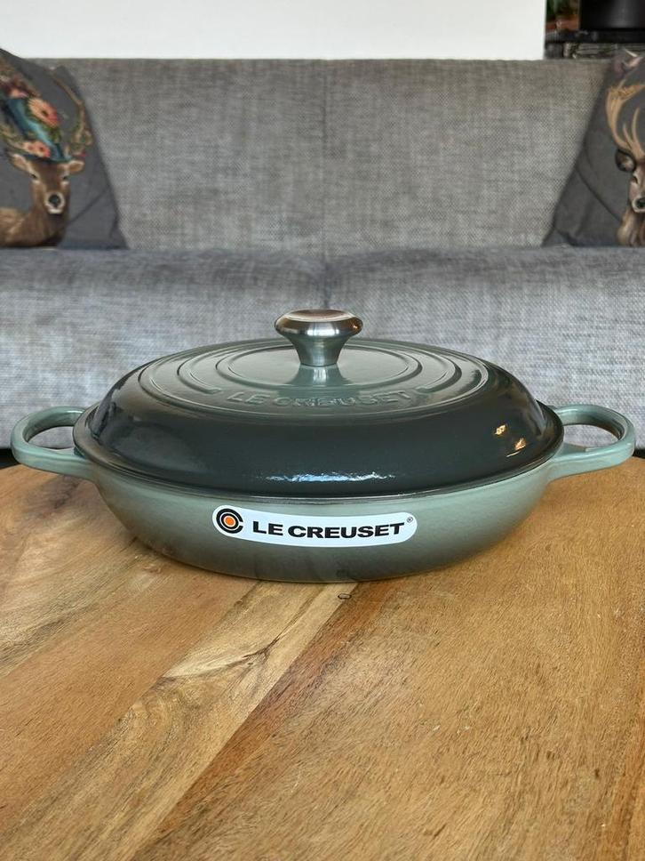 Le Creuset gietijzeren Campagnard 30 cm – Thyme, Huis en Inrichting, Keuken | Potten en Pannen, Nieuw, Koekenpan of Braadpan, Gietijzer