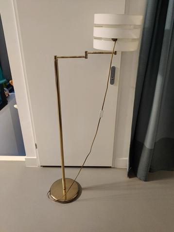 (2keer)Elegante gouden vloerlamp met witte kap beschikbaar voor biedingen