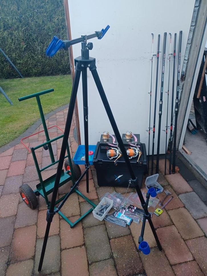 Strandhengels, molens, viskoffer,driepootsteun enz.., Watersport en Boten, Hengelsport | Zeevissen, Zo goed als nieuw, Ophalen