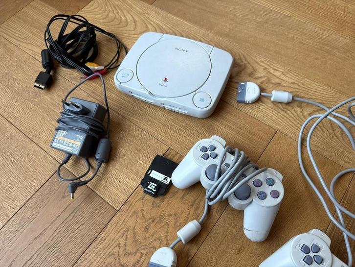 Playstation ONE + Spellen, Spelcomputers en Games, Spelcomputers | Sony PlayStation 1, Zo goed als nieuw, Met 2 controllers, Met games