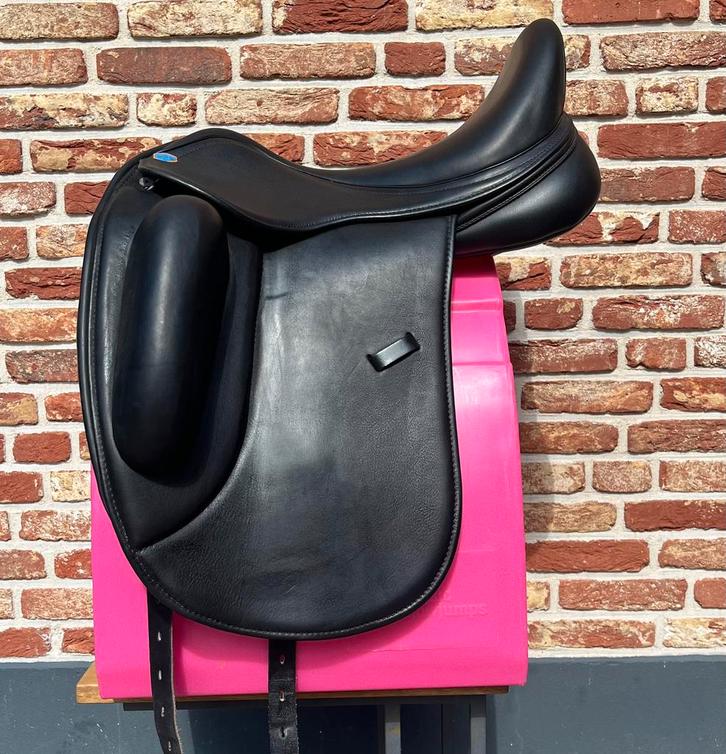 SELLA Velluto | 17,5 inch | kort oplegvlak |zgan, Dieren en Toebehoren, Paarden en Pony's | Zadels, Zo goed als nieuw, Dressuur
