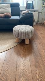 Mooie gebreide beige/ grijze ronde poef, kruk, Ophalen of Verzenden, Zo goed als nieuw, Rond, Minder dan 50 cm