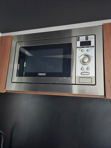 Grijze zanussi combi magnatron\oven beschikbaar voor biedingen