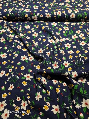 Viscose blauw flowers beschikbaar voor biedingen