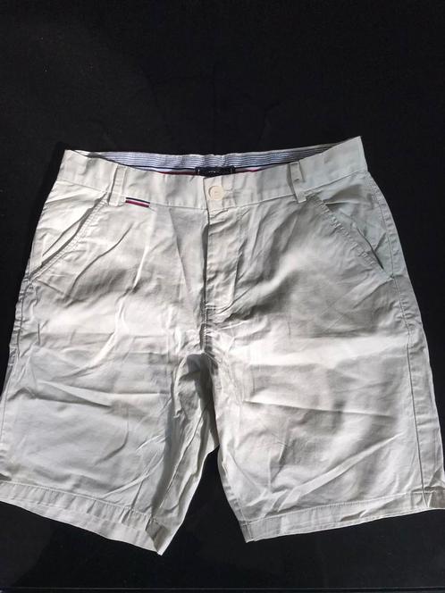 Tommy Hilfiger 1985 beige chino Bermuda maat 176 topstaat, Kleding | Heren, Broeken en Pantalons, Zo goed als nieuw, Beige, Ophalen of Verzenden