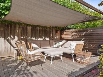 Loungeset, compleet met kussens beschikbaar voor biedingen