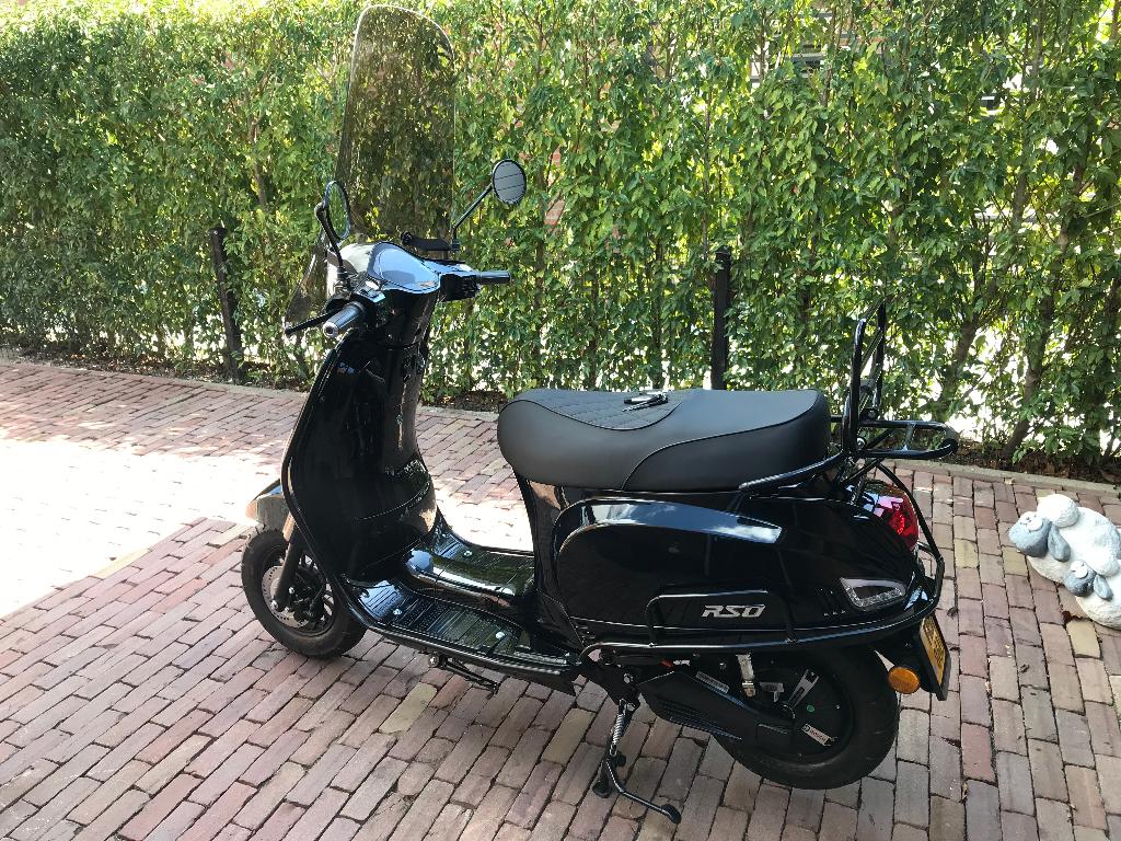 Scooter Elektrisc45 KM bromscooter BJ 2026 ZGAN  €1550, Fietsen en Brommers, Maximaal 45 km/u, Elektrisch, Nieuw, Ophalen