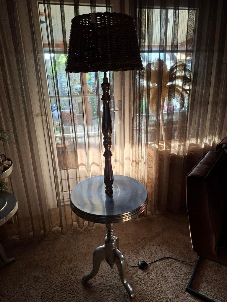 Riviera Maison bijzettafel/schemerlamp met rotan kap, Huis en Inrichting, Lampen | Vloerlampen, Gebruikt, 100 tot 150 cm, Hout