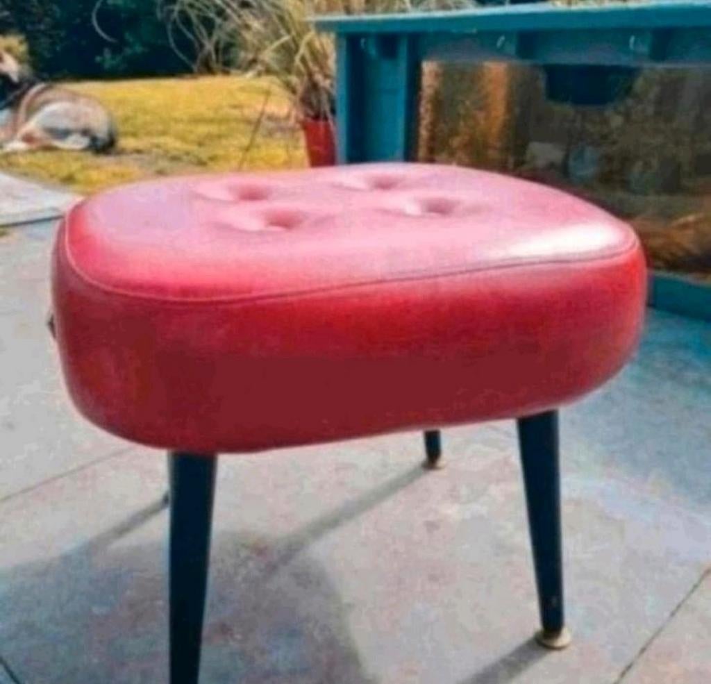 Vintage jaren 60 voetenkrukje met rood leer, Gebruikt, Leer, Ophalen of Verzenden, 50 tot 75 cm