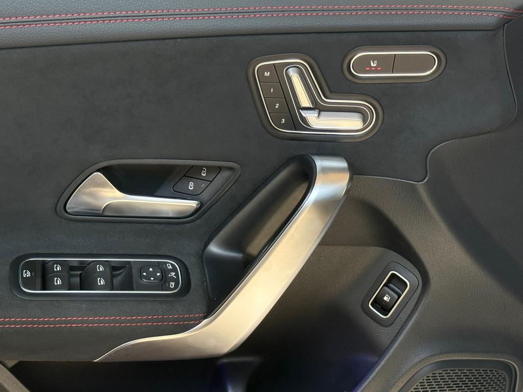 Mercedes-Benz CLA-klasse 250 e AMG 45 Blackpack Night Pano M, Auto's, Mercedes-Benz, CLA, Gebruikt, Zwart, 4 cilinders