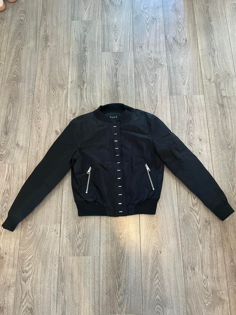 Nikkie bomberjack zwart met zilveren details, Ophalen of Verzenden, Zo goed als nieuw, Maat 36 (S), Zwart