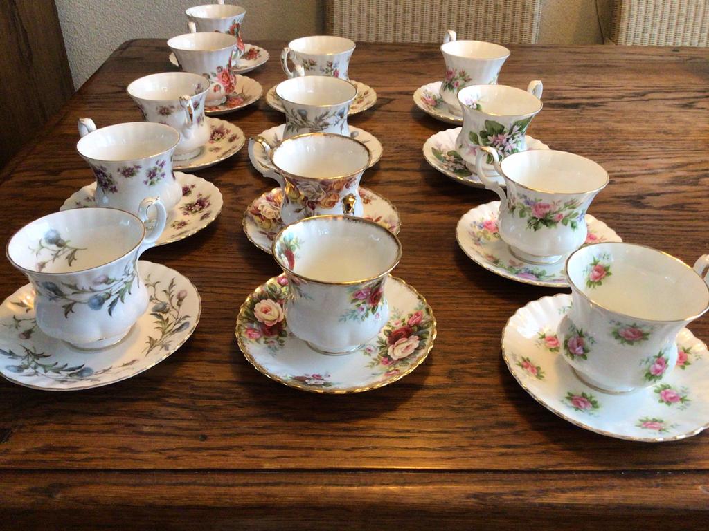 Royal Albert koffiekopjes, Ophalen of Verzenden, Zo goed als nieuw, Porselein, Kop en/of schotel