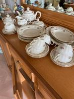 Prachtig Vintage Servies met Bloemmotief en Gouden Rand, Antiek en Kunst, Ophalen