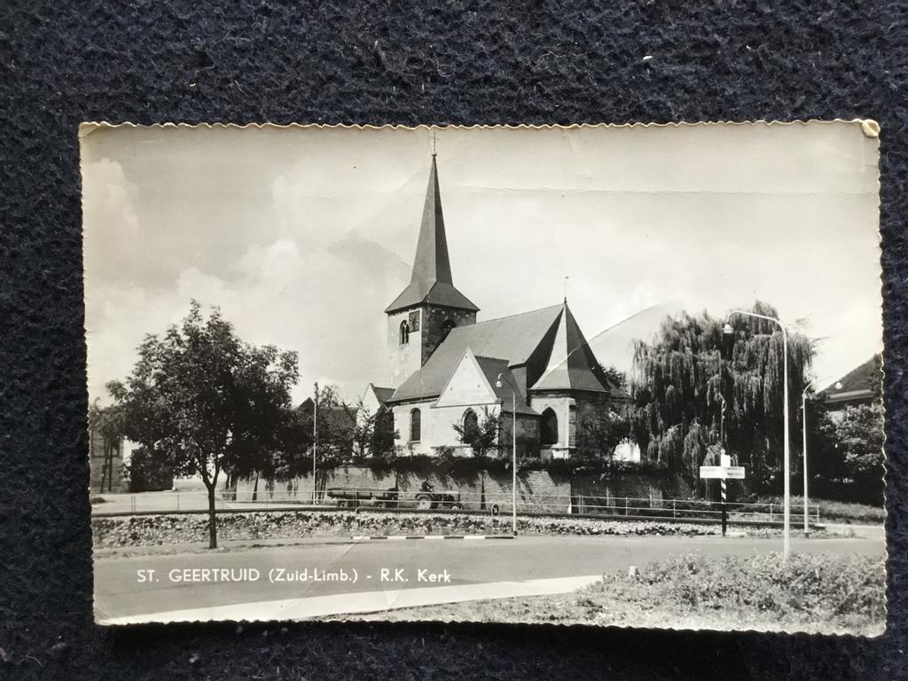 Oude Ansichtkaart St. Geertruid (Zuid-Limb.) R.K. Kerk, Ophalen of Verzenden, 1960 tot 1980, Gelopen, Limburg