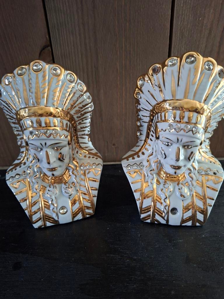 Twee beelden van indianenhoofden, Ophalen