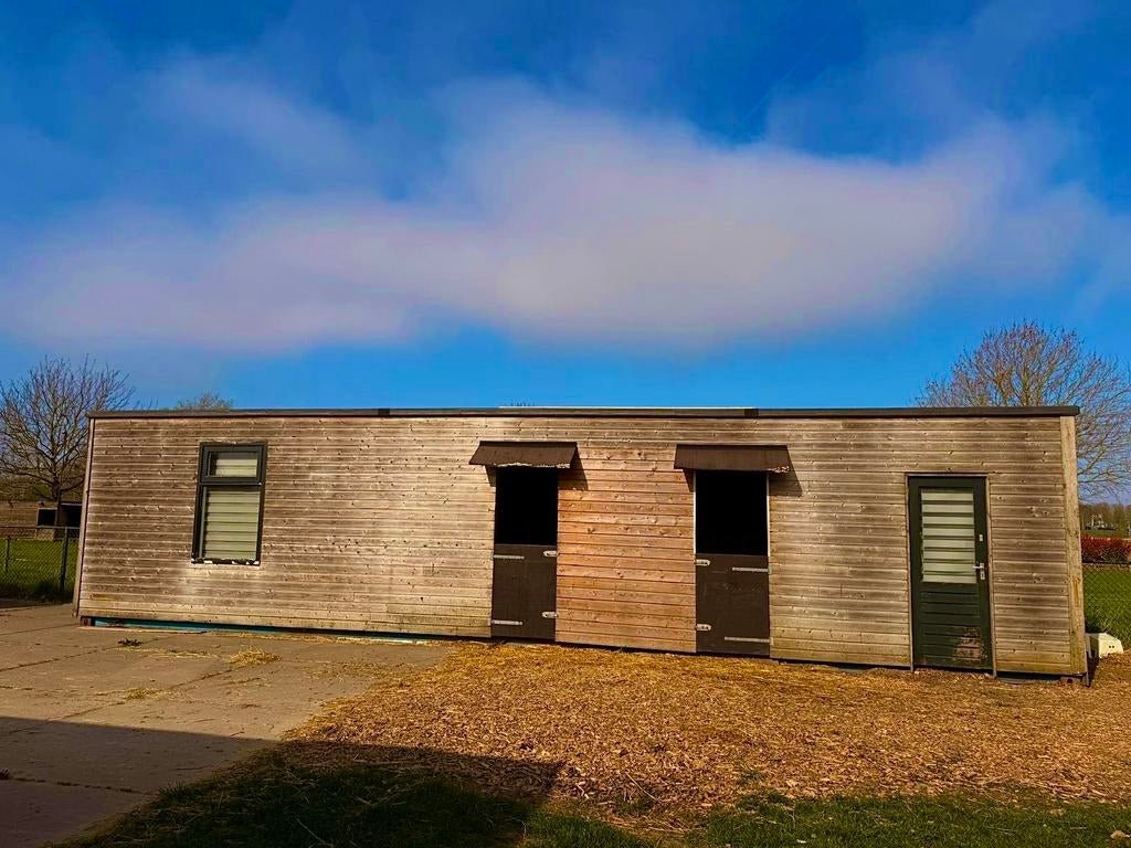 containerstal met kantine en zadelkamer /schuilstal, Stalling, 2 of 3 paarden of pony's