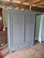 Strakke Antieke Grenen Kast met Planken in de Krijtverf.