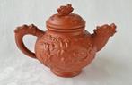 Chinees aardewerk Yixing Theepotje / Trekpotje draken reliëf, Ophalen of Verzenden