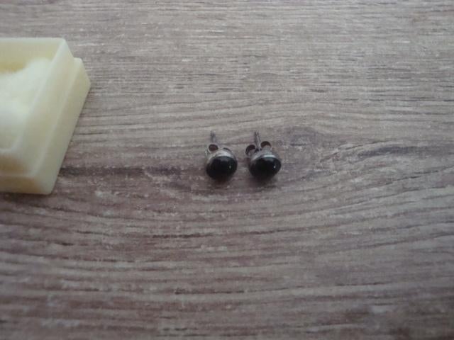 2 zilveren oorknopjes in doosje  met zwartjes, Gebruikt, Ophalen of Verzenden, Met edelsteen, Knopjes of Stekers