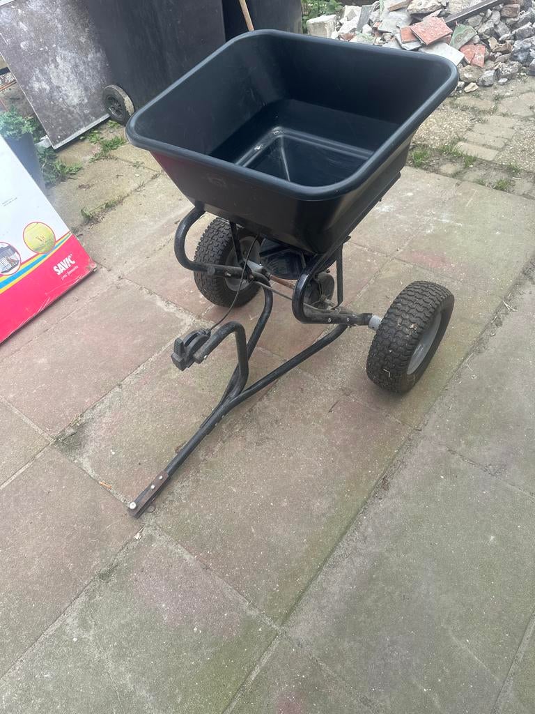 Getrokken strooiwagen voor zout of kunstmest - Zeer nette st, Ophalen, Zo goed als nieuw