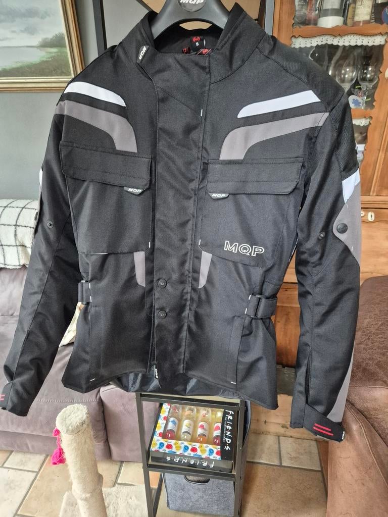 MQP motorjas zwart met grijs nieuw S, Motoren, Kleding | Motorkleding, Ophalen of Verzenden, Nieuw met kaartje, Jas | textiel