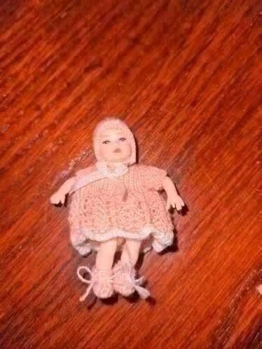 Heidi Ott miniatuur popje nr 18 baby met originele kleding, Ophalen of Verzenden, Zo goed als nieuw, Popje