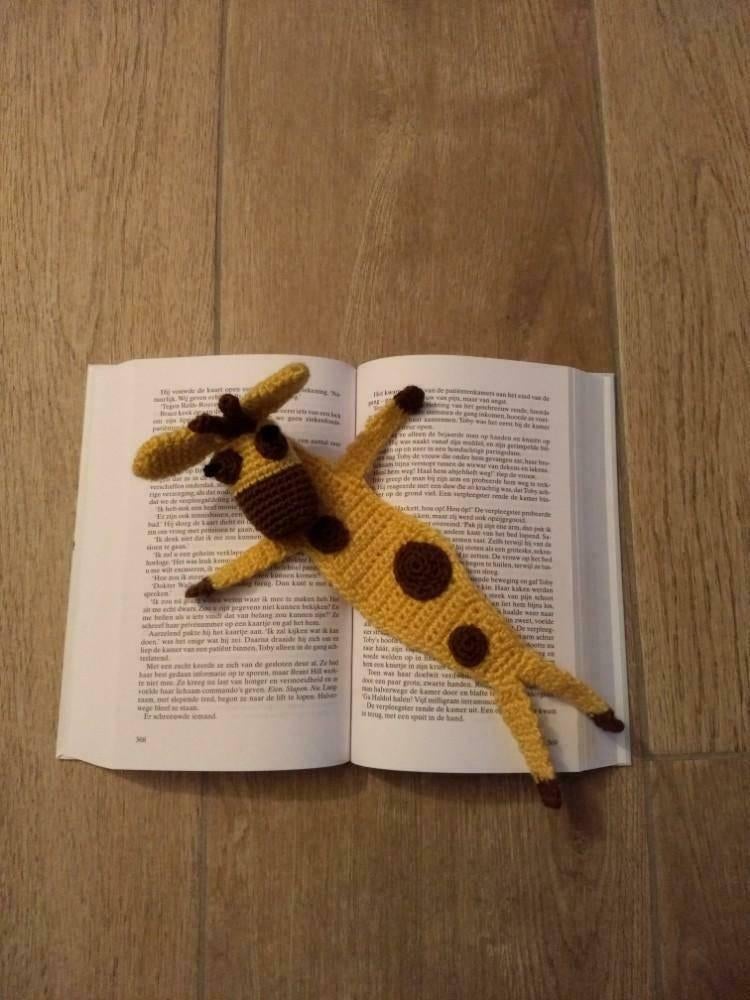 Gehaakte boekenlegger giraffe, Ophalen of Verzenden, Nieuw, Haken, Overige typen