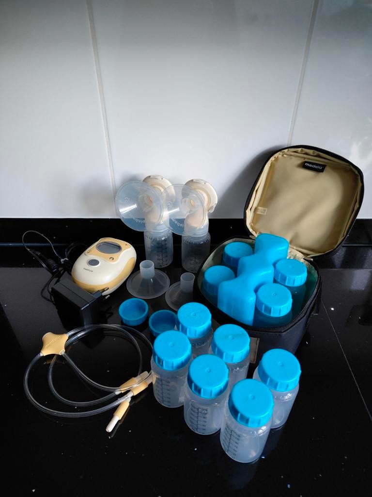 Medela Freestyle kolfset met koeltas en 30 flesjes, Kinderen en Baby's, Babyvoeding en Toebehoren, Ophalen of Verzenden, Zo goed als nieuw