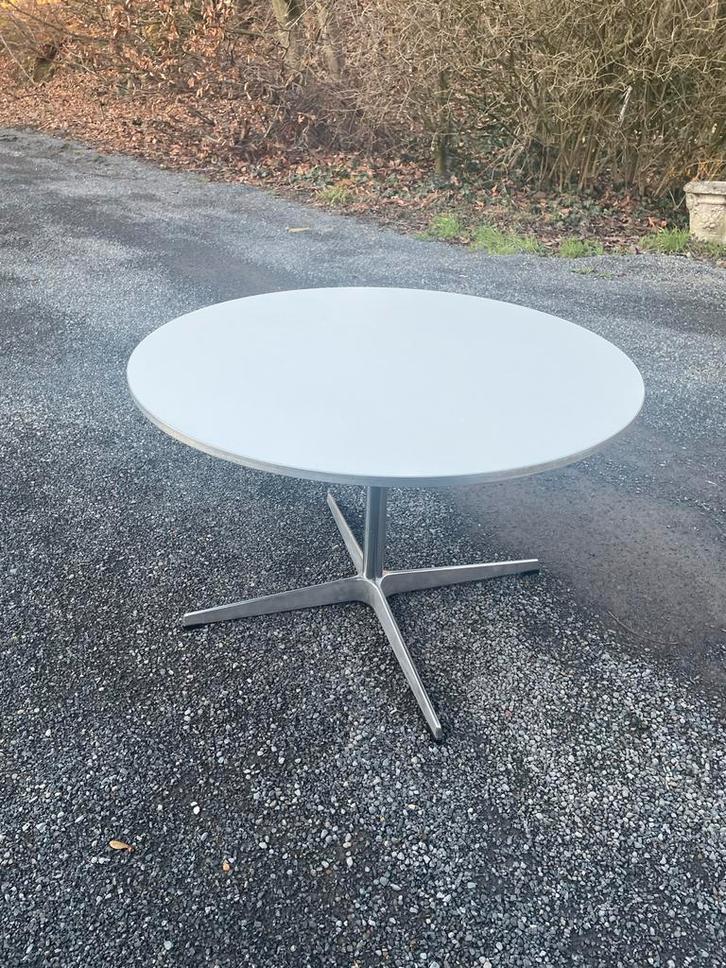 Arne Jacobsen Fritz Hansen A222 Koffietafel, Huis en Inrichting, Tafels | Eettafels, Gebruikt, 50 tot 100 cm, Rond, Metaal, Ophalen