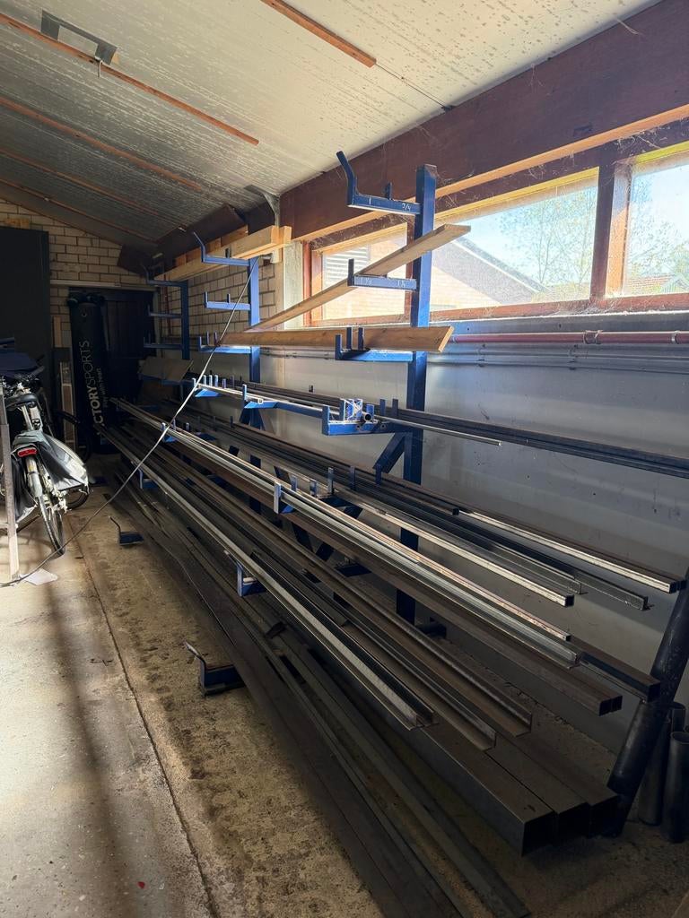 Stabiele stalen stelling voor materiaalopslag, Ophalen