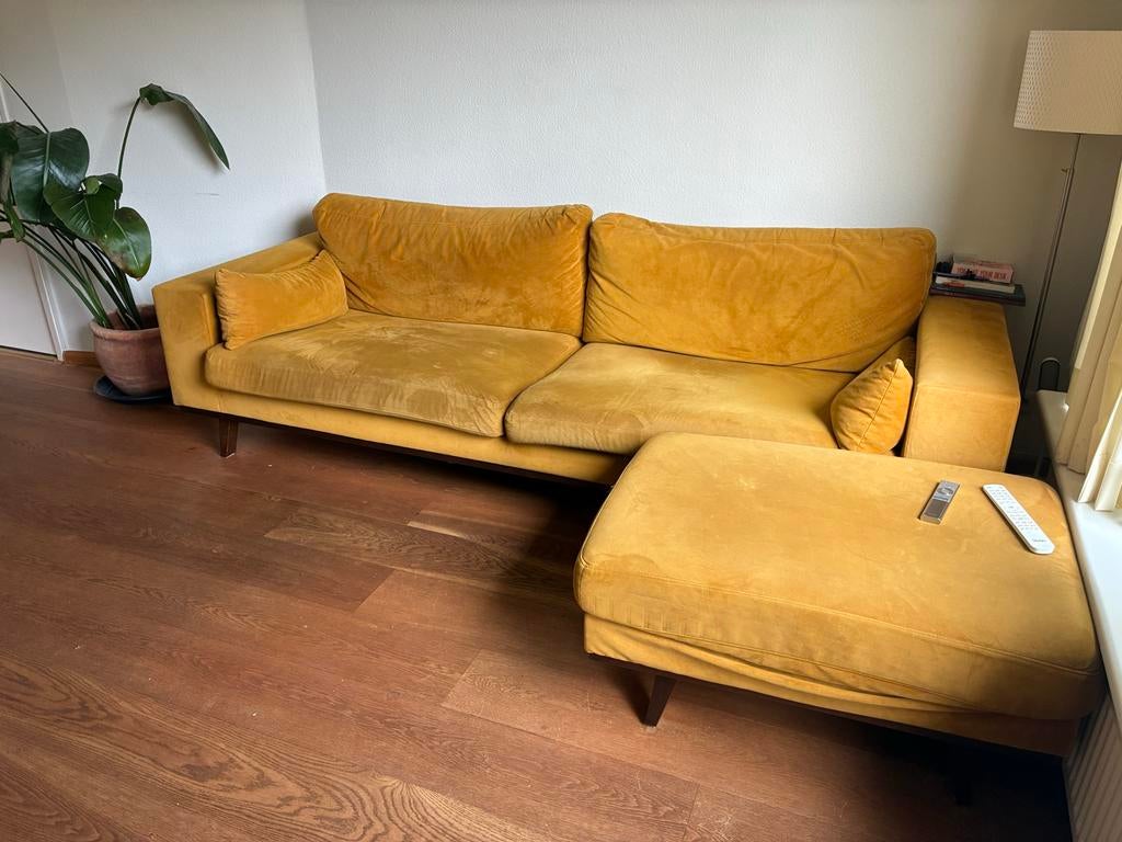 Oker gele velours bank Torino met voetenbank, Ophalen, Gebruikt, Tweepersoons, 75 tot 100 cm