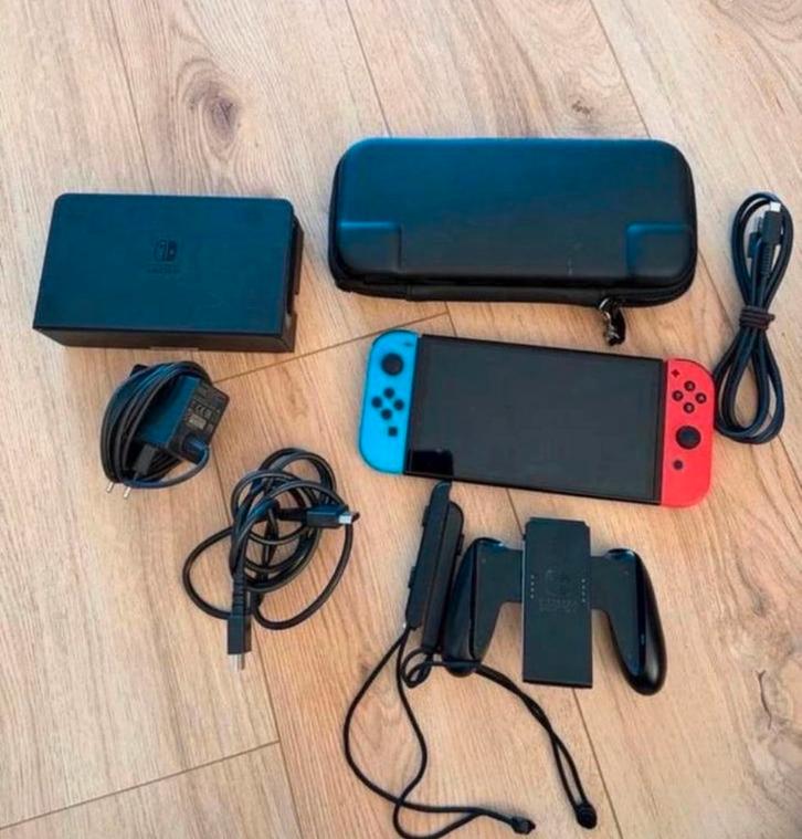 Nintendo Switch met accessoires en hoes, Spelcomputers en Games, Games | Nintendo Switch, Zo goed als nieuw, Ophalen of Verzenden