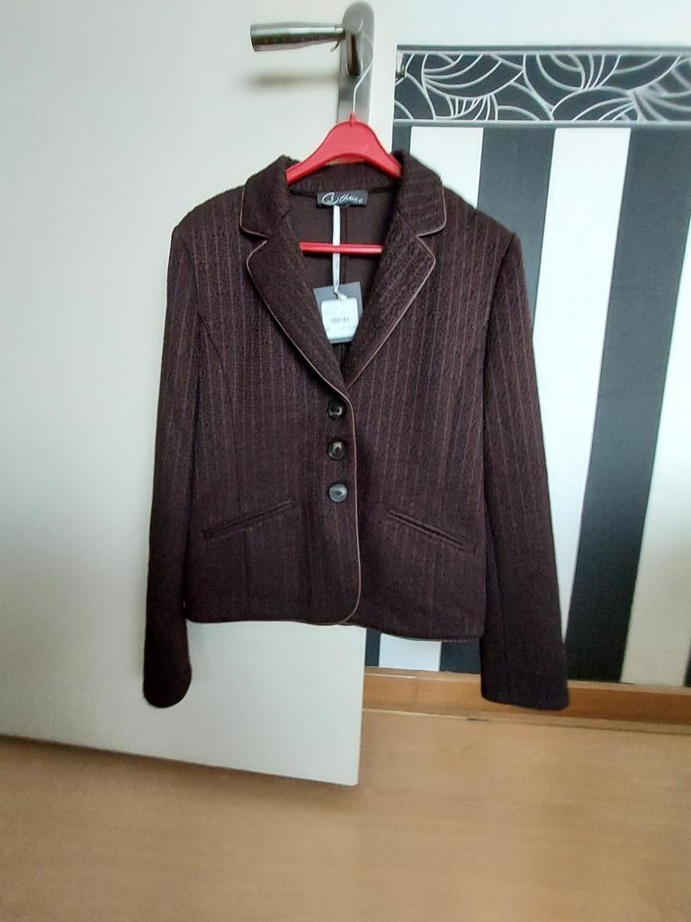 Nieuw B Three 42 Bruin Blazer koopje nu 25 euro, Kleding | Dames, Jasjes, Kostuums en Pakken, Bruin, Maat 42/44 (L), Nieuw, Ophalen of Verzenden